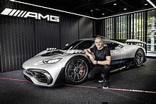 Formel 1 Fahrer Valtteri Bottas informiert sich über den aktuellen Entwicklungsstand des Mercedes-AMG ONE